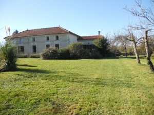 LRI1031 houses for sale in France with pool